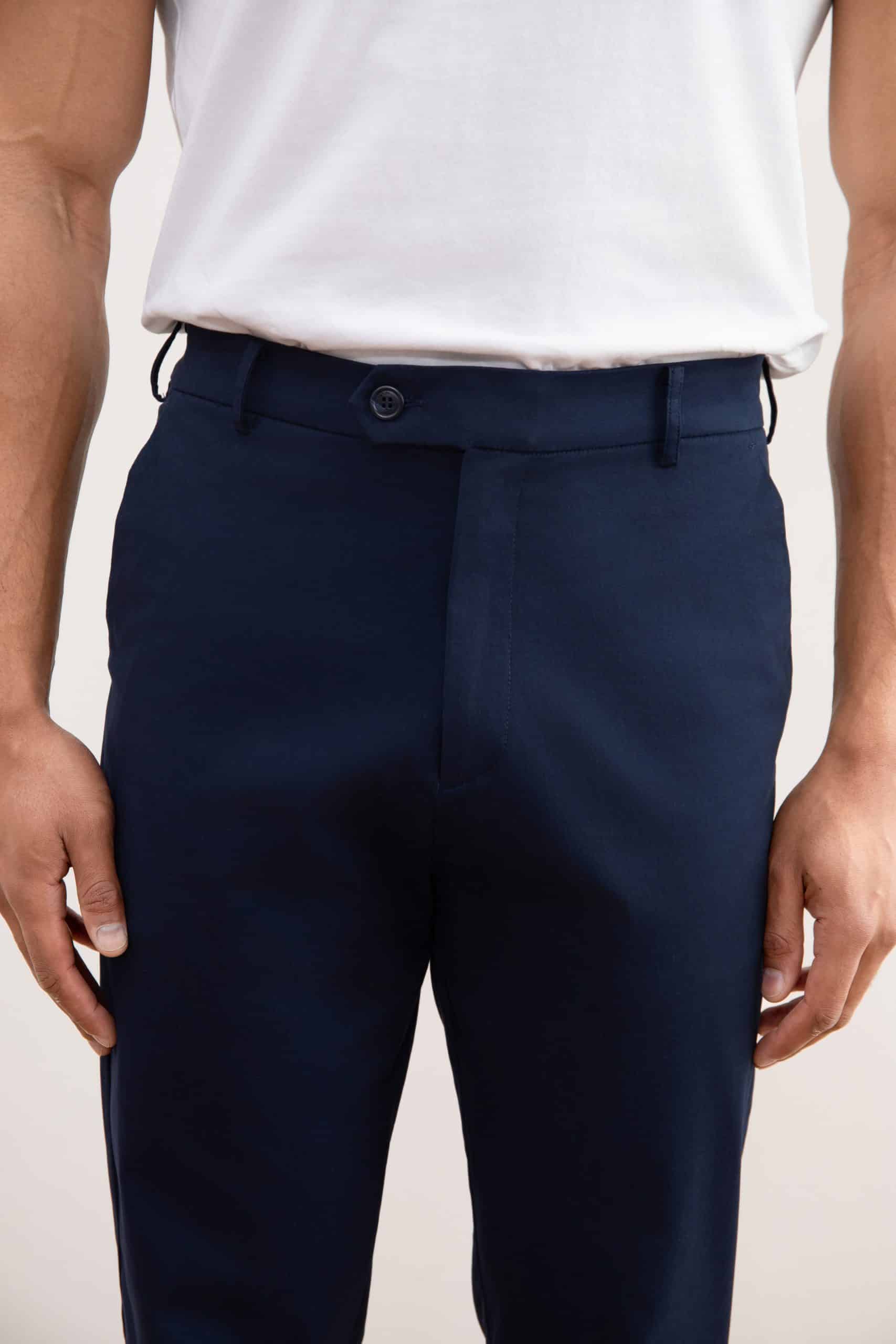 Calça azul com pregas nas pernas retas