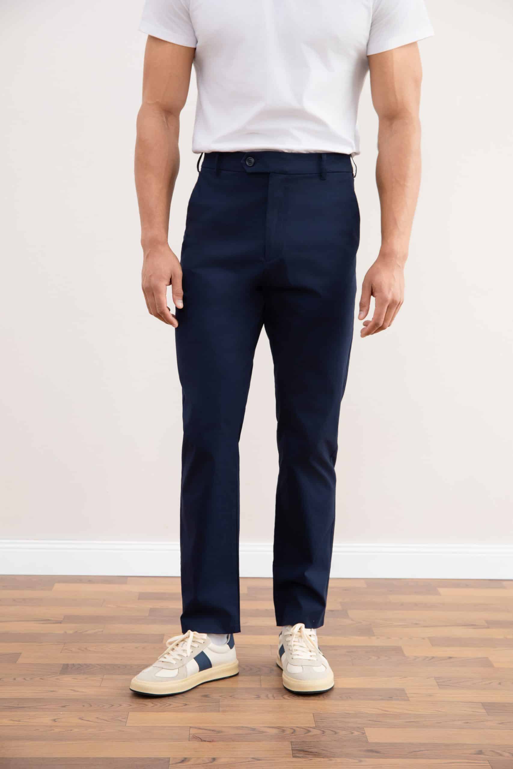 Calça azul com pregas nas pernas retas