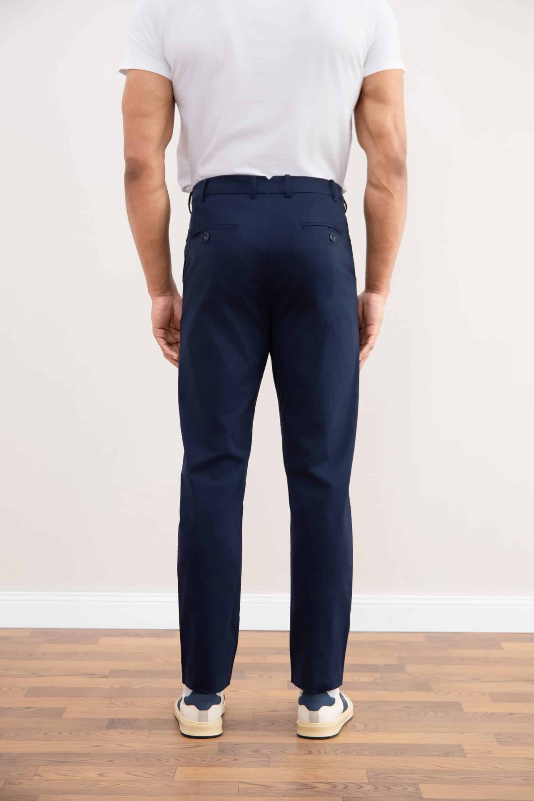 Calça azul com pregas nas pernas retas