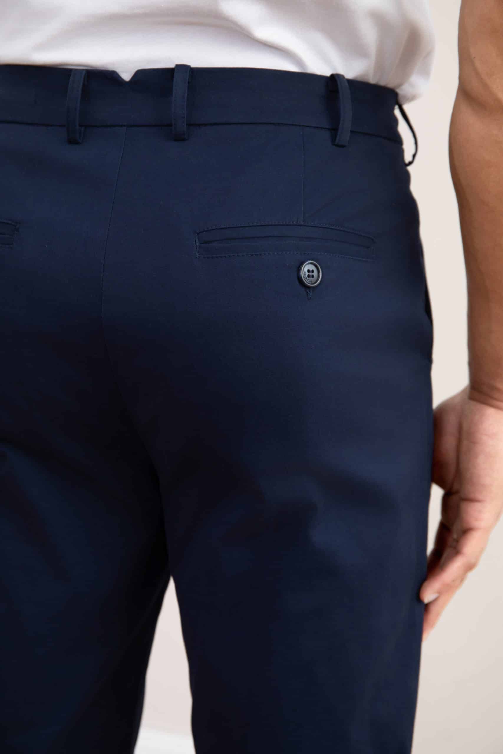 Calça azul com pregas nas pernas retas