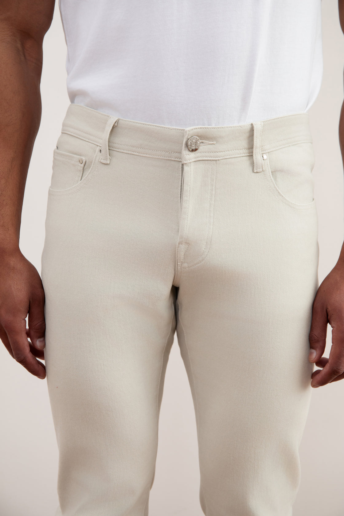 Calça jeans branca com cinco bolsos e lavagem Stone-washed Stretch