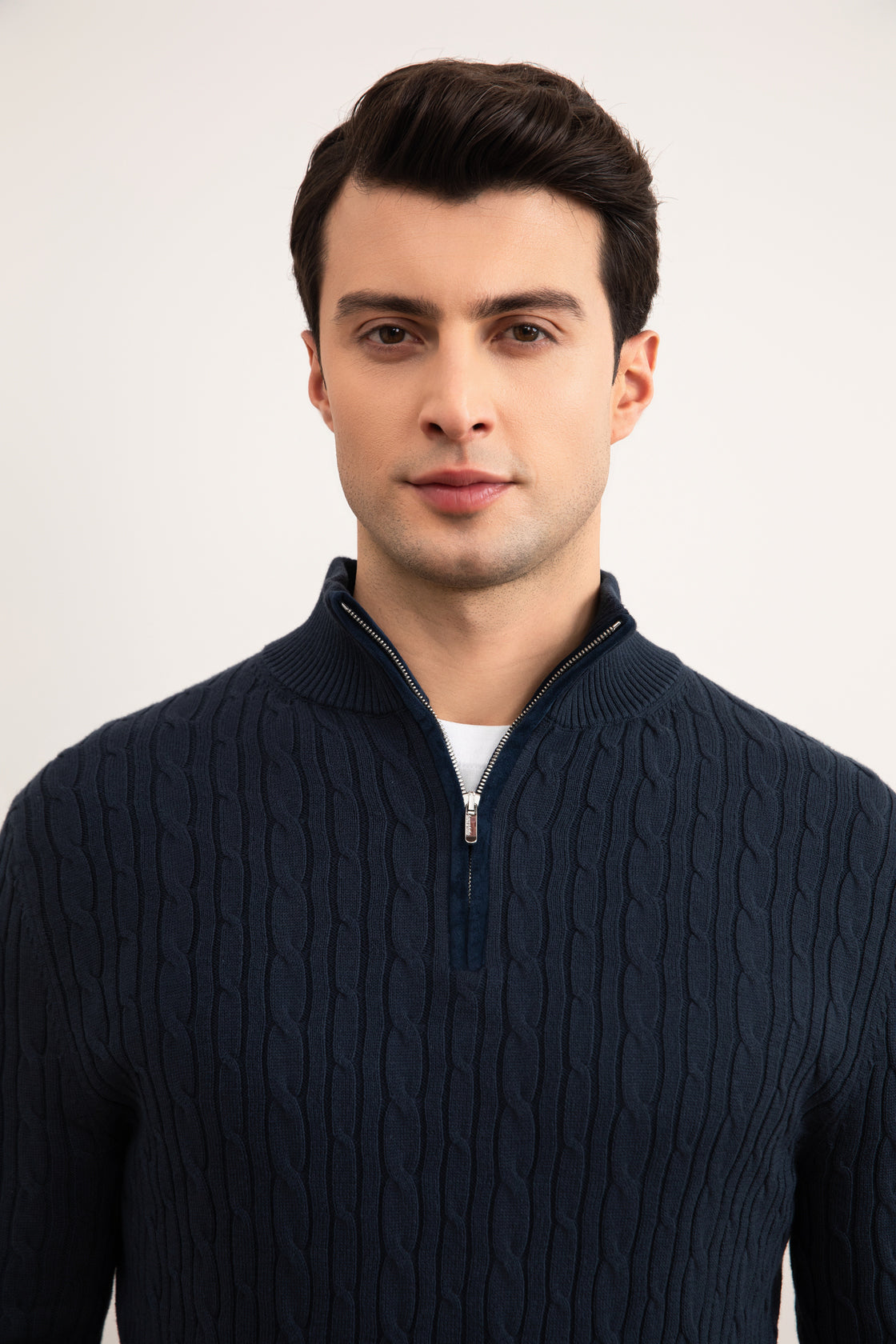 Suéter azul com zíper half-zip malha de cabos