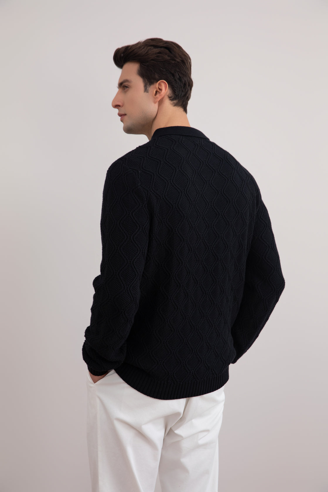 Suéter polo preto com favo de mel
