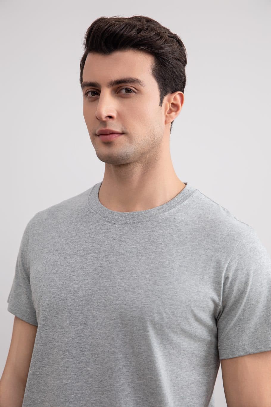 Camiseta cinza com gola alta e ajuste fino em mescla