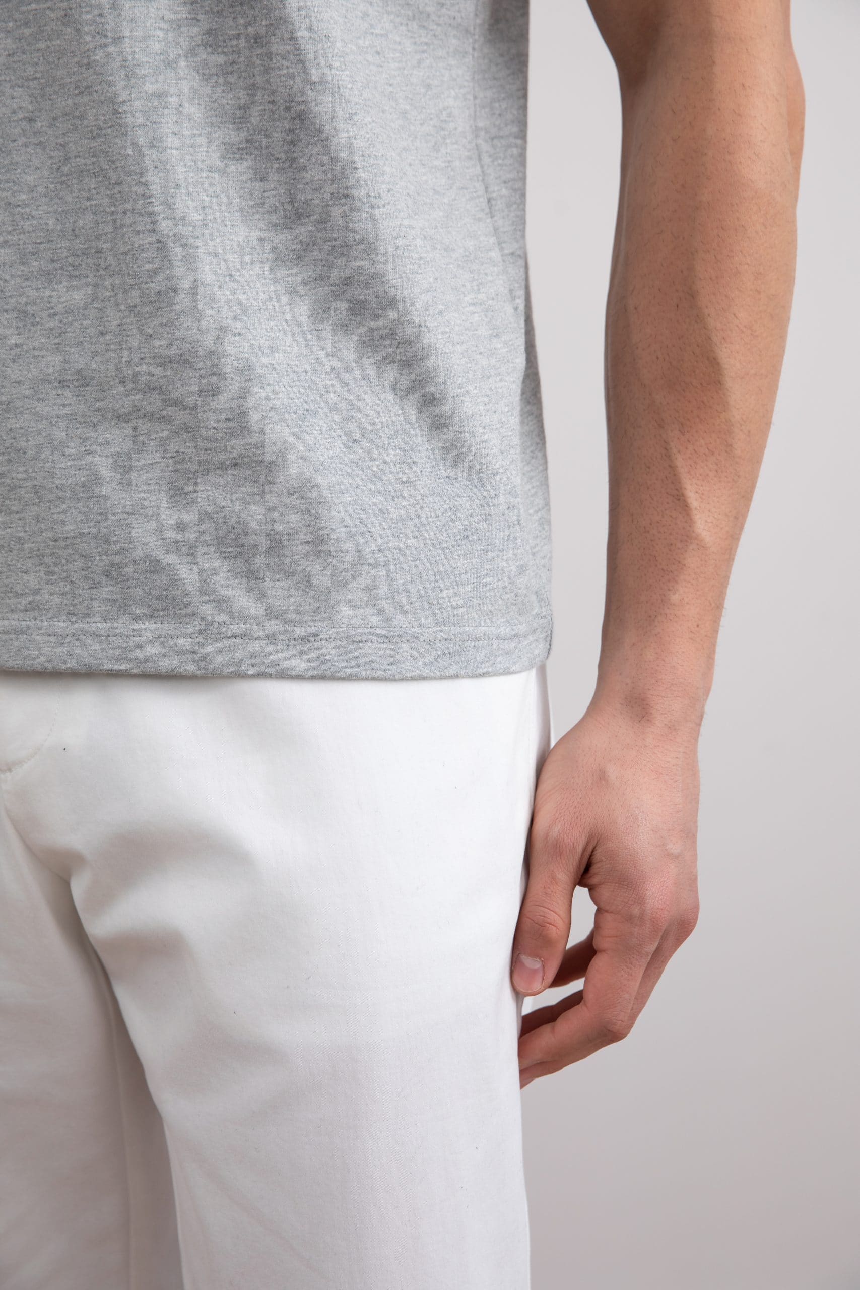 Camiseta cinza com gola alta e ajuste fino em mescla