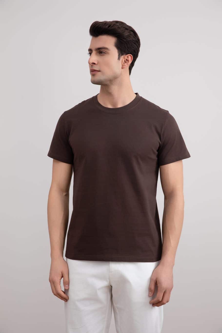 Camiseta marrom de gola alta e ajuste fino
