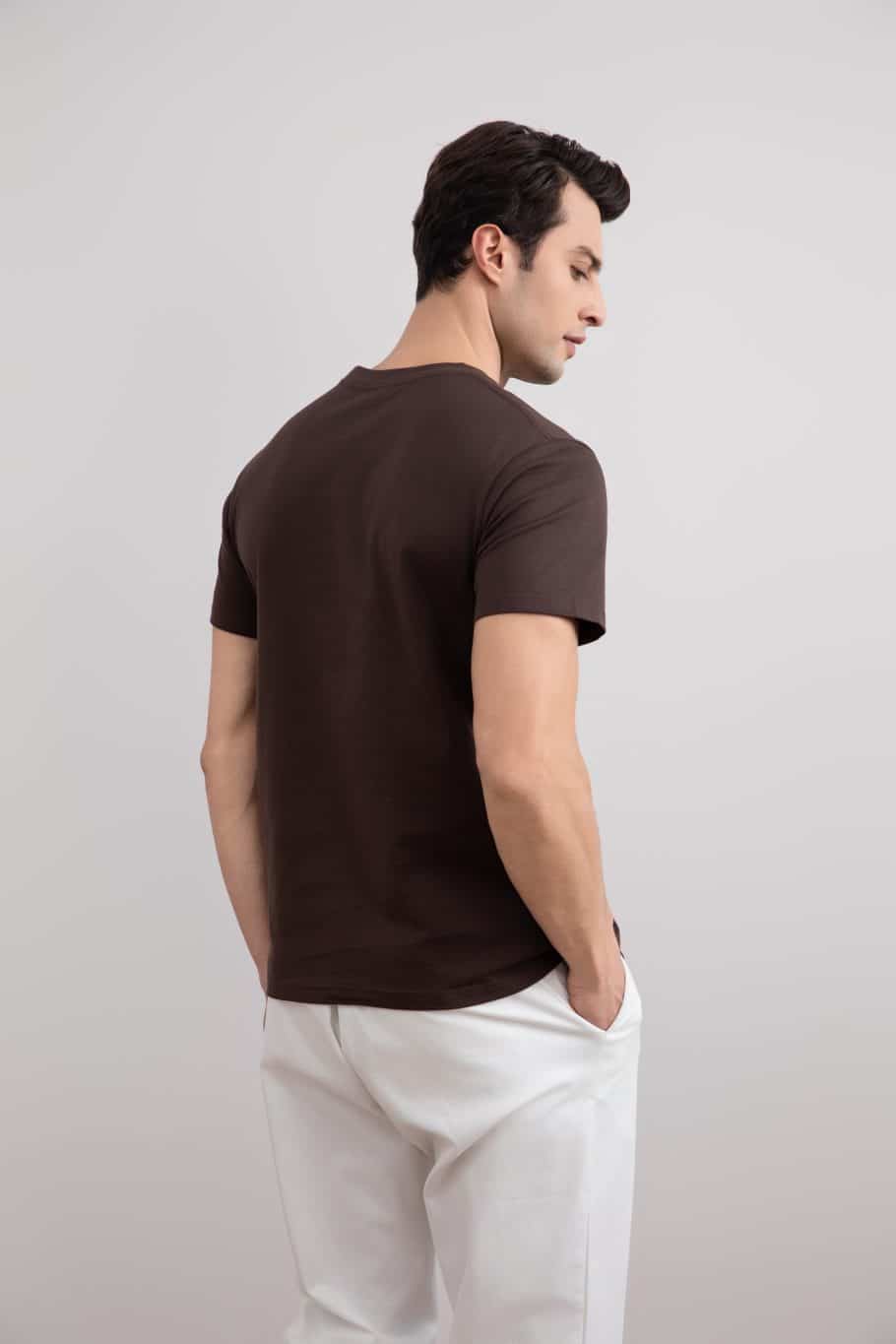 Camiseta marrom de gola alta e ajuste fino