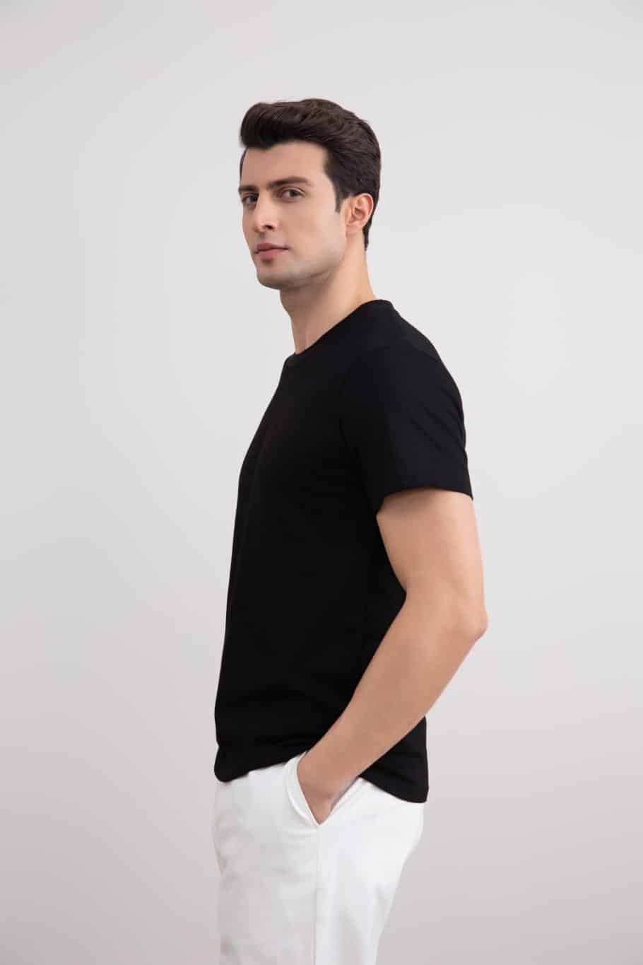 Camiseta preta com gola alta e ajuste fino