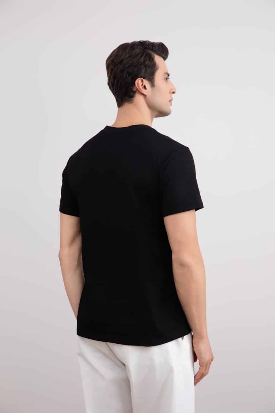 Camiseta preta com gola alta e ajuste fino