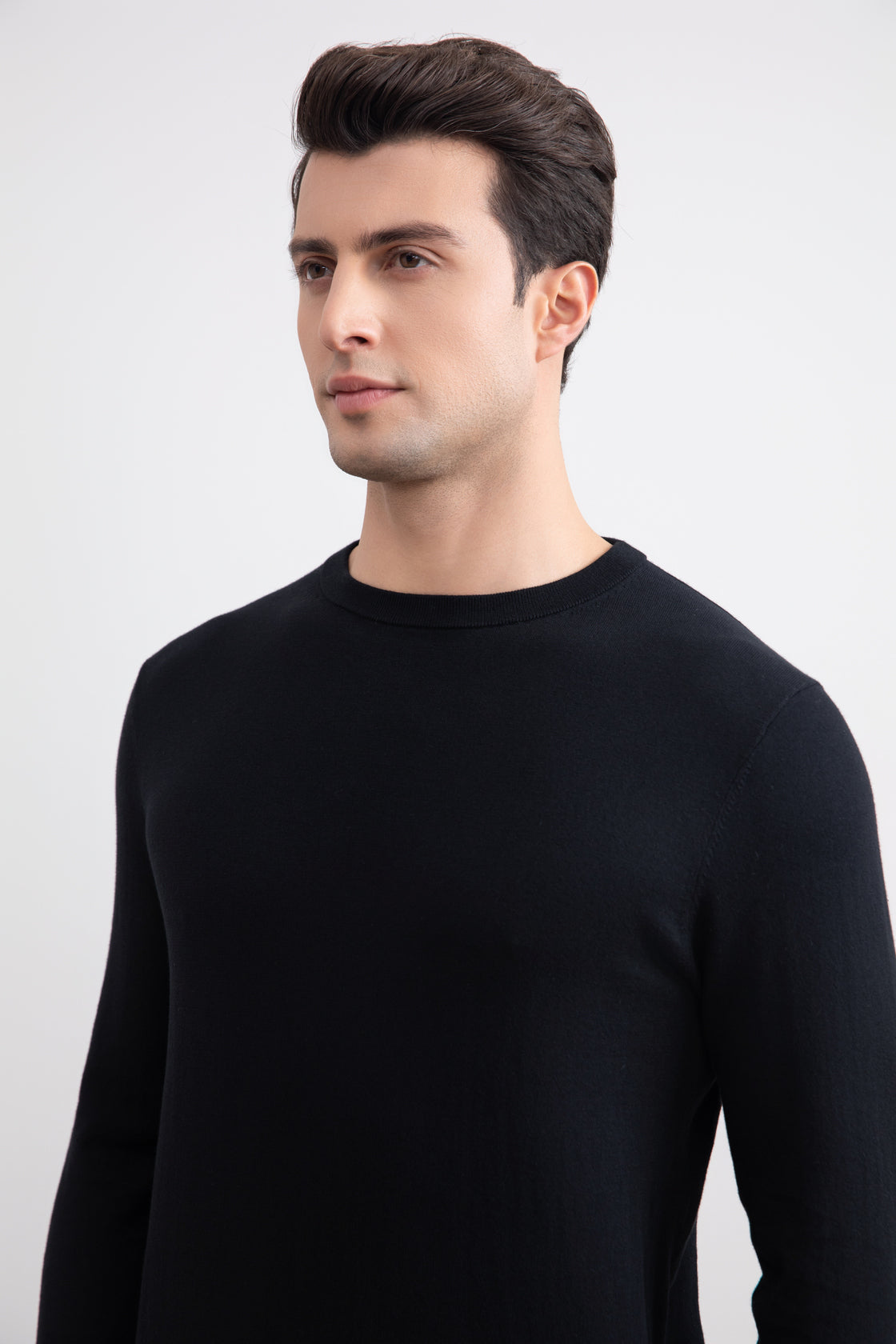Suéter preto de gola alta e leve