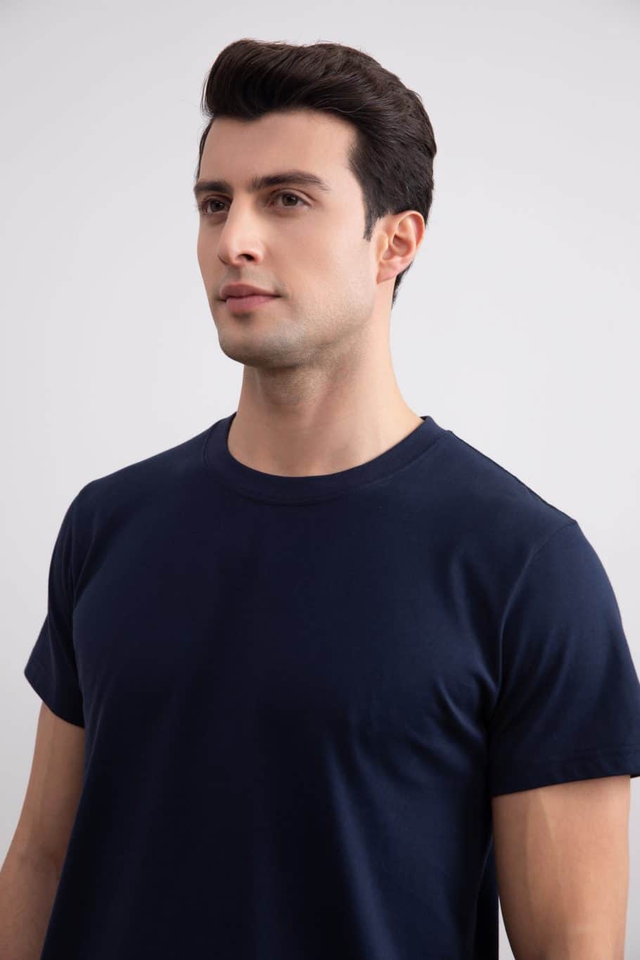 Camiseta marinha com gola alta e ajuste fino
