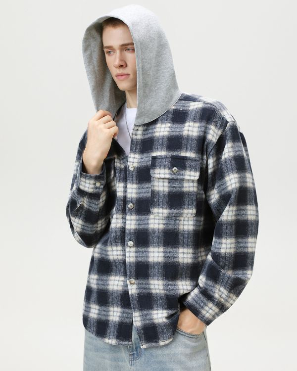 Cardigã xadrez com capuz e camisa xadrez