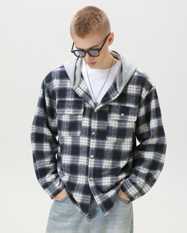 Cardigã xadrez com capuz e camisa xadrez