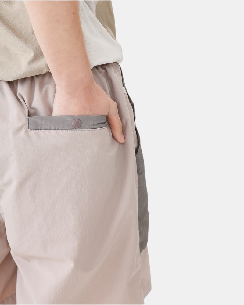 Shorts ativos com sobreposição leve