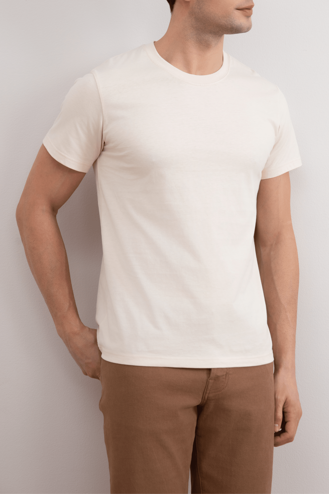 Camiseta bege com gola alta e ajuste fino