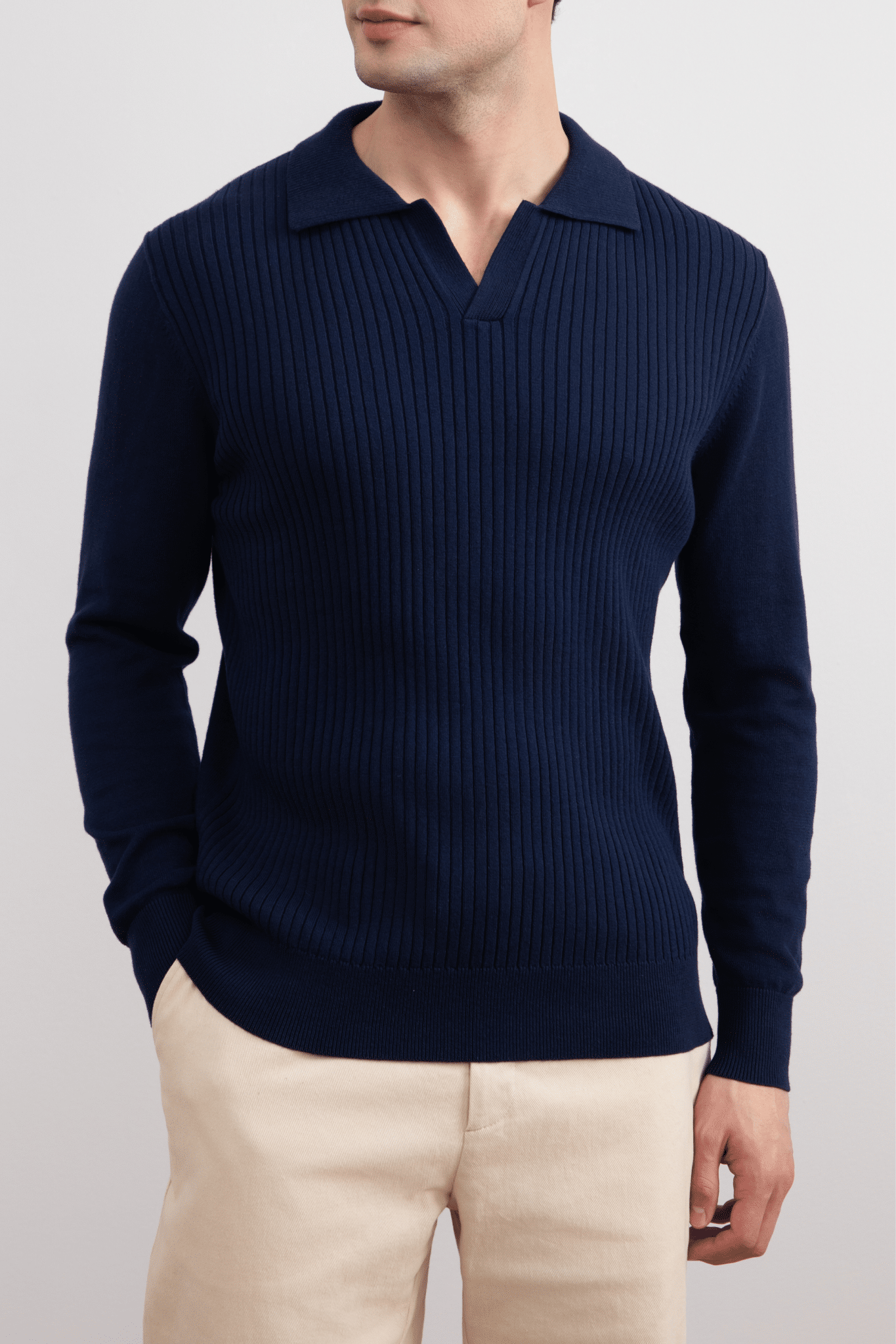 Camisa polo aberta com listras azuis