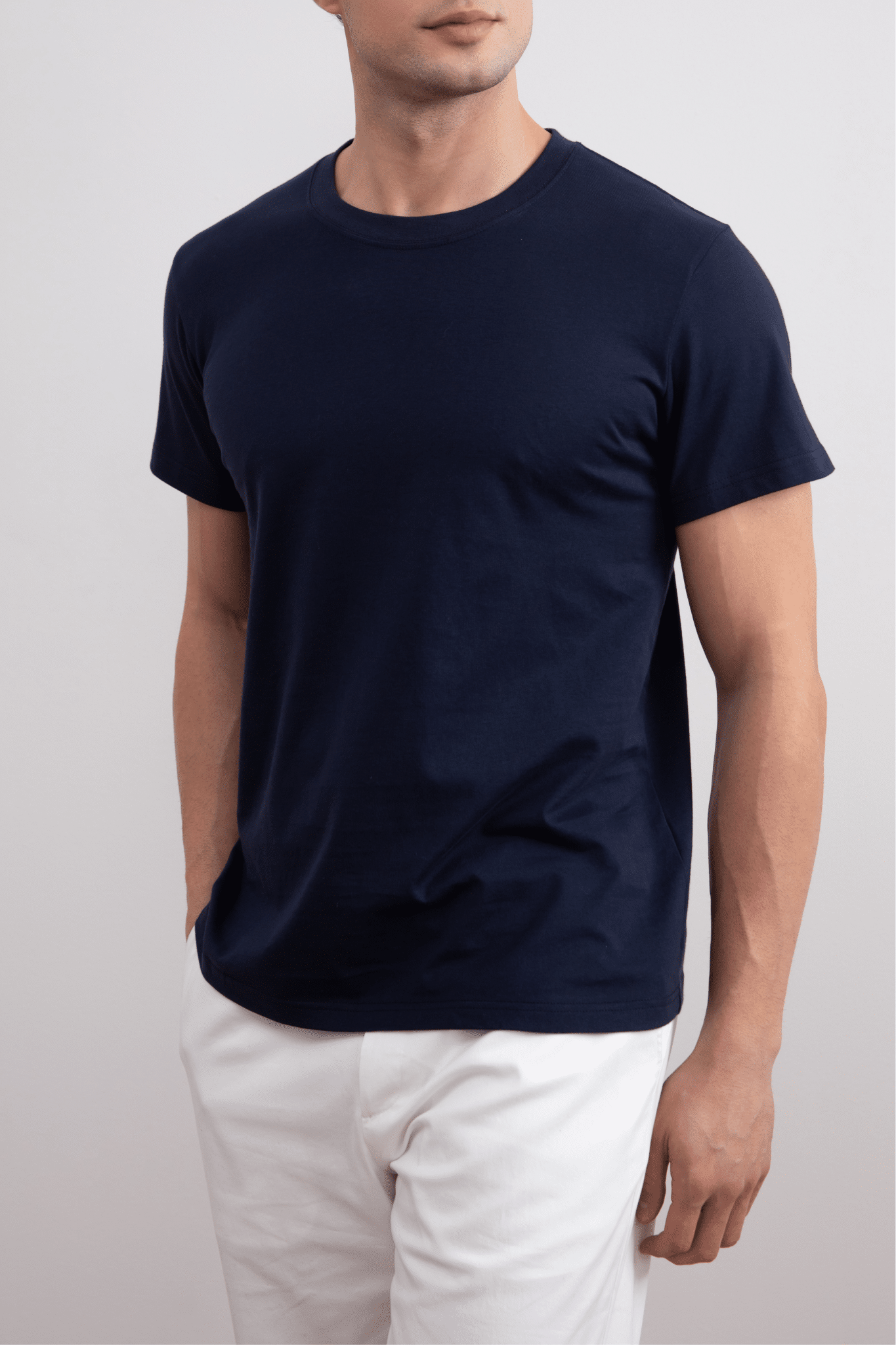 Camiseta marinha com gola alta e ajuste fino