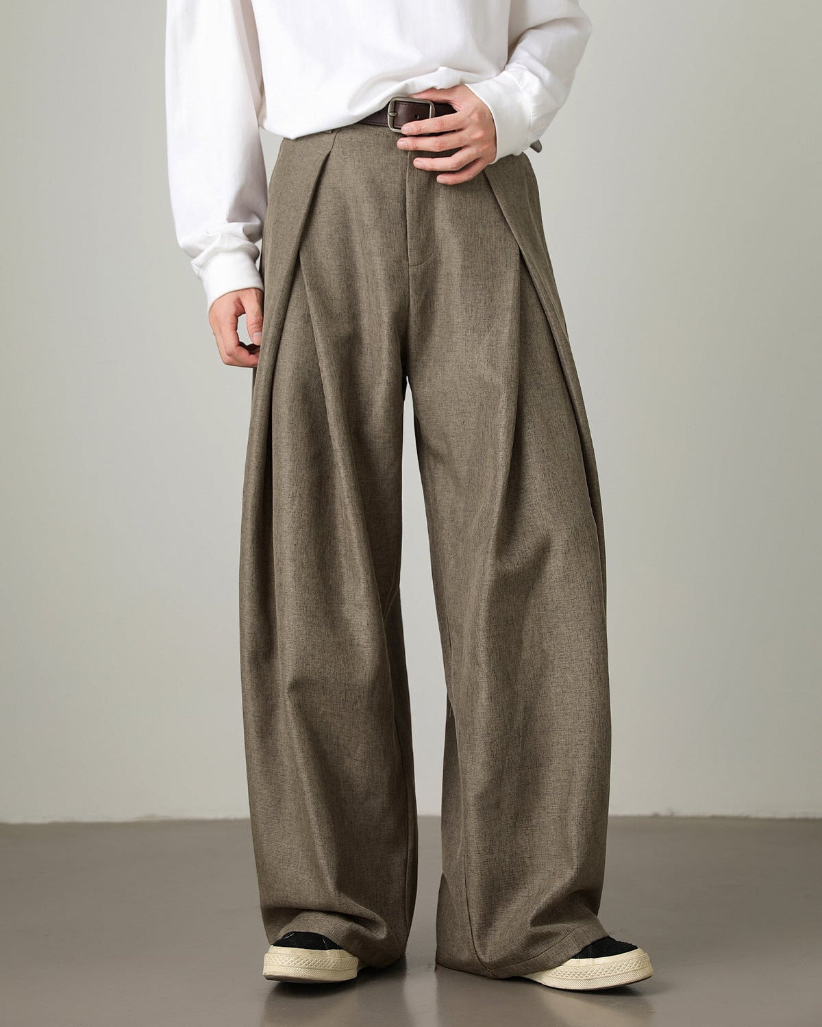 Calça plissada de perna larga