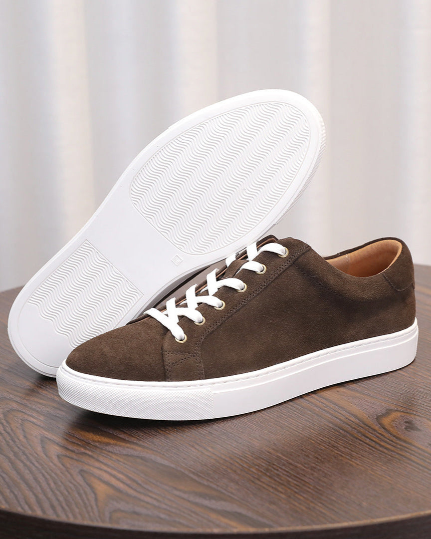 O tênis Softey® Suede Court