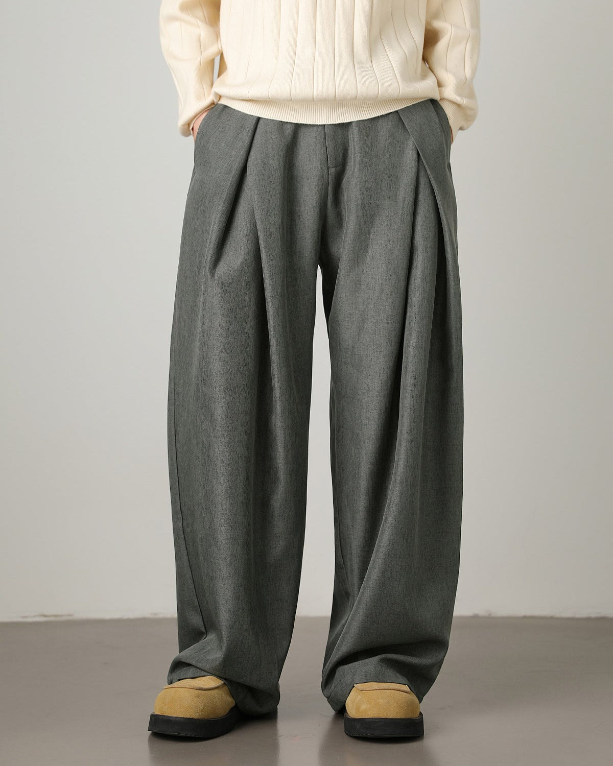 Calça plissada de perna larga
