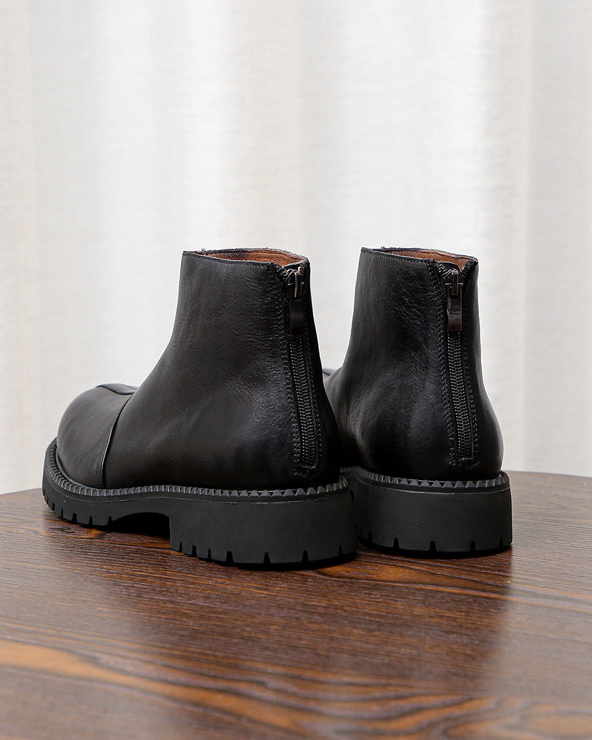 As botas de couro robustas com zíper