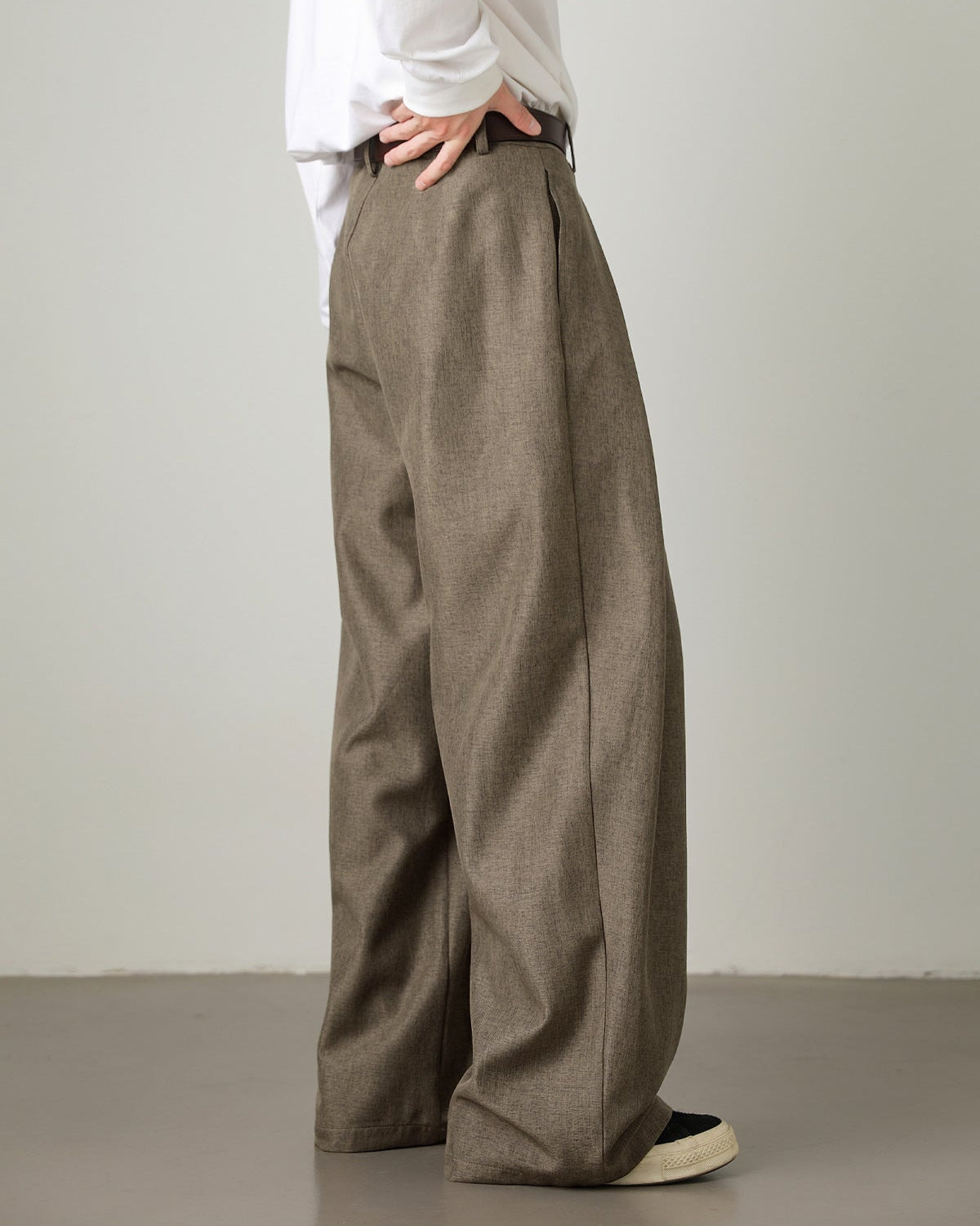 Calça plissada de perna larga