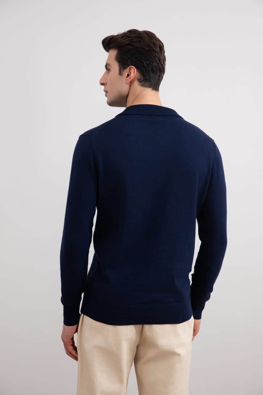 Camisa pólo aberta às riscas azuis