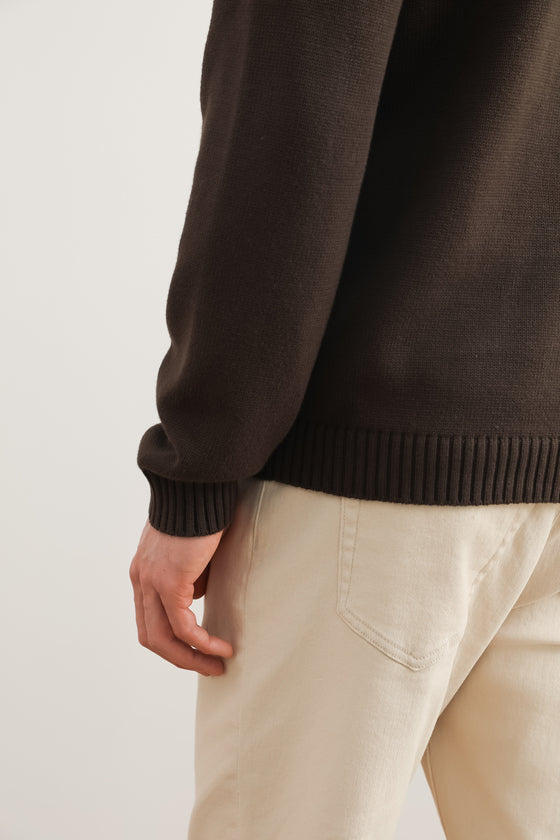 Camisola castanha com botões de inverno