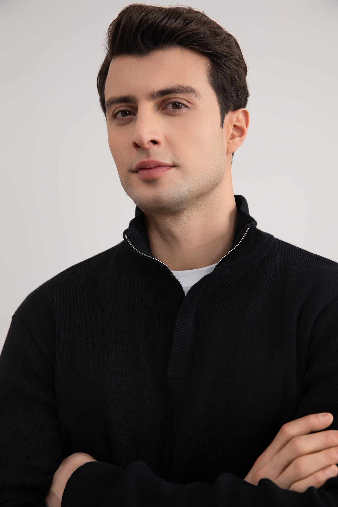 Camisola preta com gola redonda e meio fecho