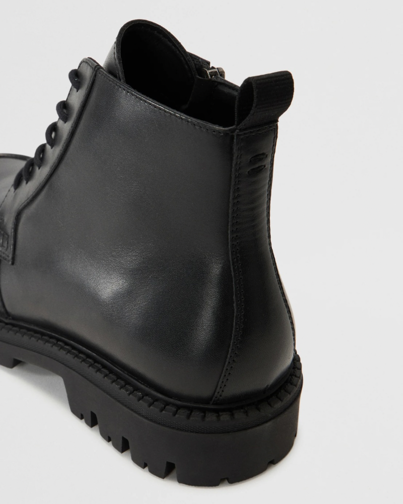 Botins com atacadores - Preto