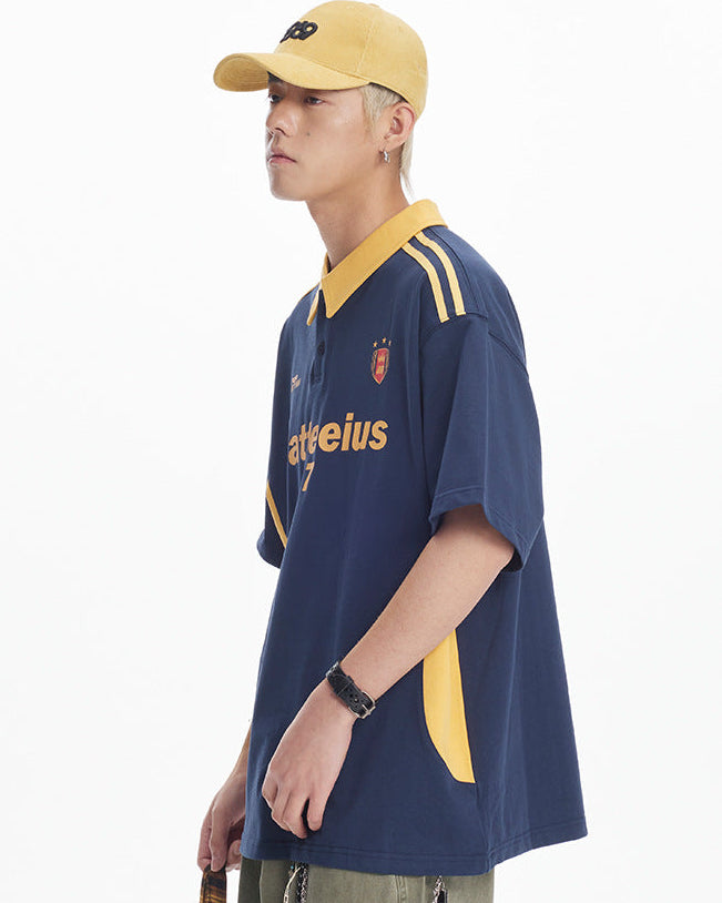 结构领针织马球衫